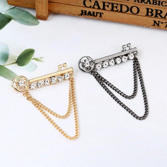 Coréen Nouvelle mode Metal Key Tassel Long Brooch Righestone Chain Abound épingle pour le costume pour hommes Badge Brochs épingles accessoires