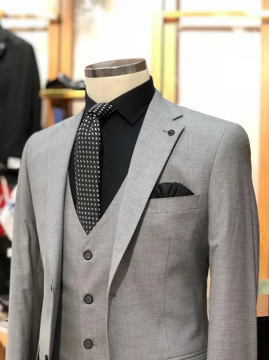 2024 Elegant Gray Business 3 piezas Men traje de novio para el novio para la boda Fiesta formal Blazer de alta calidad Chaqueta flaca informal de alta calidad