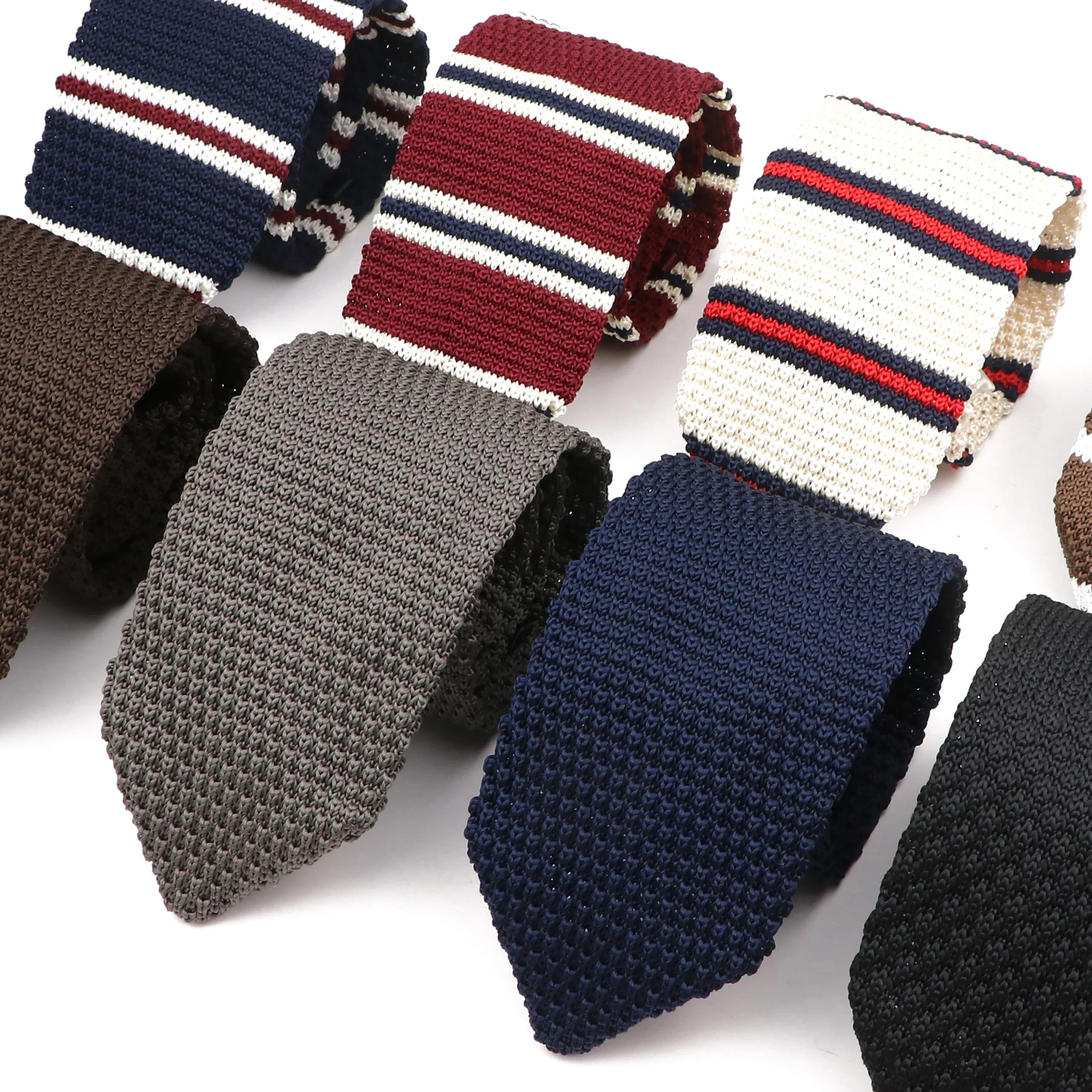 Ties tricotées à rayures classiques pour les hommes Triangle de loisirs Skinny Coldy Fit Office Party Daily Wear Cravat Gentlemen Accessoires