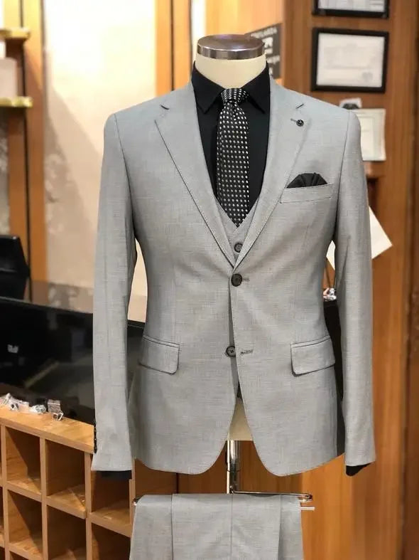 2024 Elegant Gray Business 3 piezas Men traje de novio para el novio para la boda Fiesta formal Blazer de alta calidad Chaqueta flaca informal de alta calidad