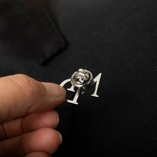 Tangula benutzerdefinierte Initialen Brosche für Bräutigam Männer Edelstahl Initialen Buchstaben Revers Pin Personalisierte Hochzeit Best Mann Schmuck