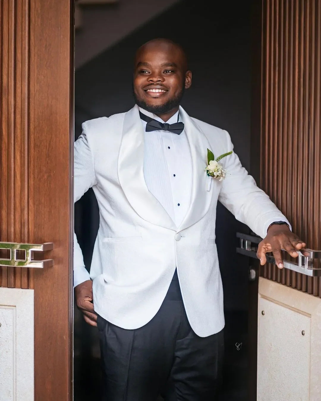 Handsome White Two Pieces Mens Suits Slim Fit Wedding Grooms Tuxedos Shawl Lapel Formal Blazer One Button Prom Suit (Jacket+Pant