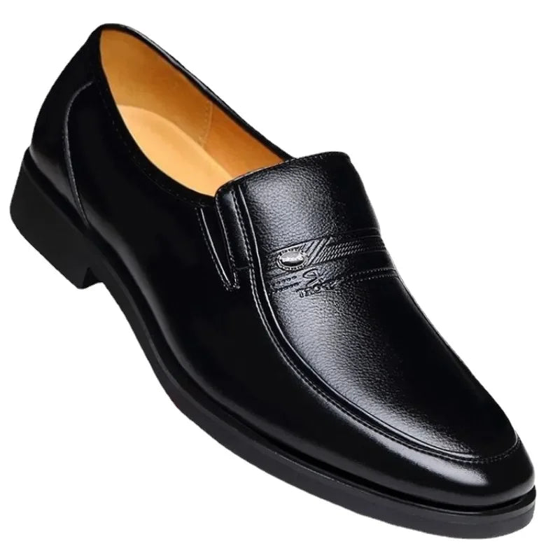 Sapatos de couro Sapatos formais marca de luxo 2023 Mocassins masculinos Mocassins deslize em sapatos pretos de direção mais tamanho 38-44